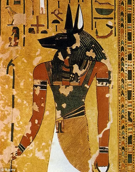 Thần Chết Anubis được miêu tả có đầu chó, thân người và có vai trò quan trọng trong đời sống của người Ai Cập. Các chuyên gia khảo cổ đã tìm thấy một số đền thờ vị thần Chết này với hàng triệu xác ướp động vật cùng những cổ vật giá trị.