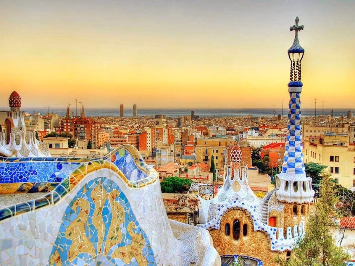 Park Güell, Barcelona, Tây Ban Nha lung linh sắc màu giống như bước ra từ câu chuyện thần tiên.