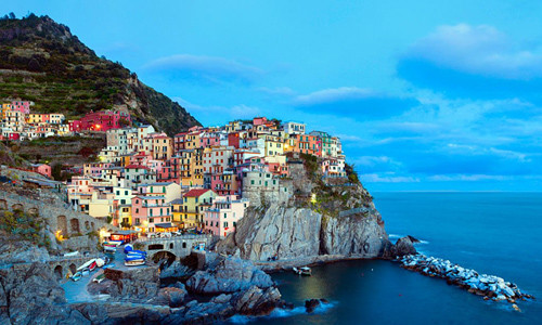 Thành phố Cinque Terre, Italy tuyệt đẹp khi nhìn từ xa. Những ngôi nhà ở đây giống như những khối hộp đầy màu sắc đặt cạnh nhau tạo nên bức tranh với đủ các gam màu.