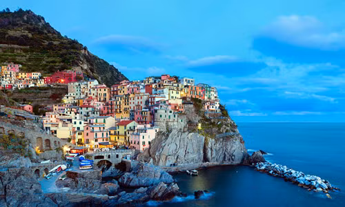 Thành phố Cinque Terre, Italy tuyệt đẹp khi nhìn từ xa. Những ngôi nhà ở đây giống như những khối hộp đầy màu sắc đặt cạnh nhau tạo nên bức tranh với đủ các gam màu.