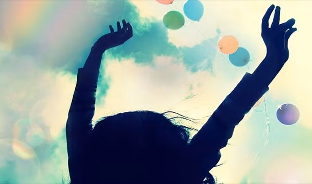 Theo kết quả thống kê, khảo sát, con người ngày càng hạnh phúc hơn do tình trạng đói nghèo dần được cải thiện.