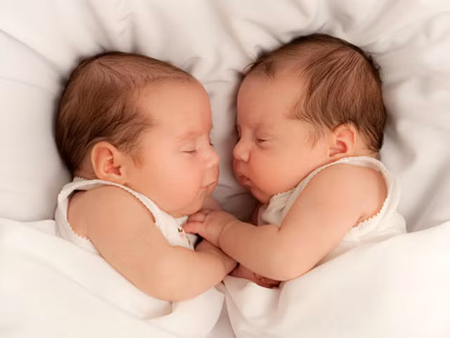 Thời gian cặp song sinh chào đời cách nhau lâu nhất là 87 ngày.