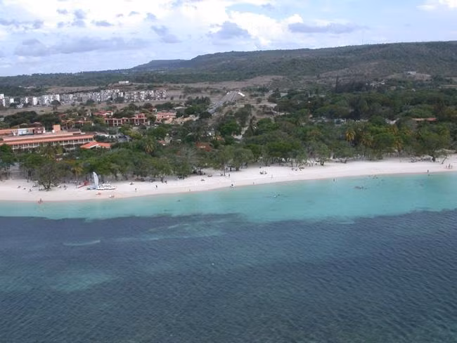 Guardalavaca là một trong những bãi biển nghỉ mát nổi tiếng nhất Cuba. Bãi biển này nằm ở vùng biển phía Bắc của tỉnh Holguín.