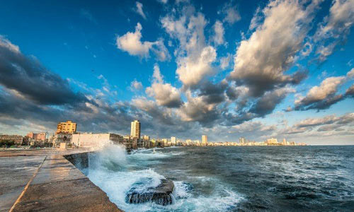 Bờ biển Malecón ở thủ đô Havana là một trong những bãi biển tuyệt đẹp ở Cuba và là nơi lý tưởng để du khách ngắm hoàng hôn.