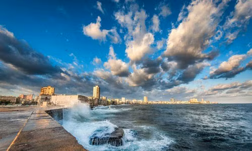 Bờ biển Malecón ở thủ đô Havana là một trong những bãi biển tuyệt đẹp ở Cuba và là nơi lý tưởng để du khách ngắm hoàng hôn.