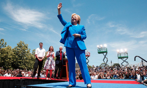 Cựu Ngoại trưởng Clinton đã tuyên bố chính thức chạy đua tranh cử Tổng thống Mỹ. Nếu giành chiến thắng trong cuộc bầu cử vào Nhà Trắng cuối năm 2016, bà Clinton sẽ trở thành nữ tổng thống đầu tiên trong lịch sử nước Mỹ.