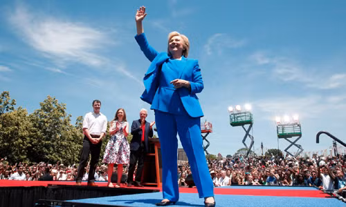 Cựu Ngoại trưởng Clinton đã tuyên bố chính thức chạy đua tranh cử Tổng thống Mỹ. Nếu giành chiến thắng trong cuộc bầu cử vào Nhà Trắng cuối năm 2016, bà Clinton sẽ trở thành nữ tổng thống đầu tiên trong lịch sử nước Mỹ.