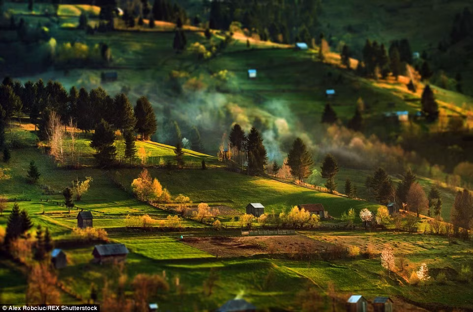 Những dãy nhà truyền thống ở Transylvania nằm rải rác với những khu đất nông nghiệp bên những ngọn đồi ở khu vực miền trung Romania.