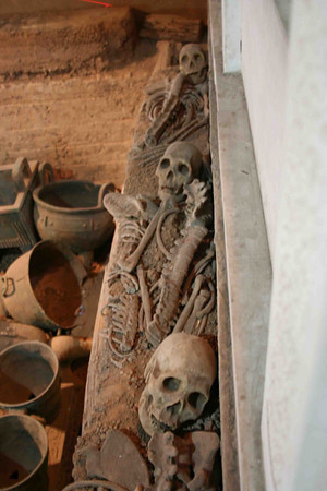 Khi tiến hành khai quật tại khu vực Xiaotun - nơi nhà Thương từng tồn tại, các chuyên gia đã phát hiện 9 ngôi mộ lớn được cho là có liên quan đến những hoàng đế cuối cùng của nhà Thương.