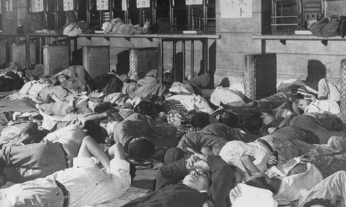 Người vô gia cư nằm vạ vật trên sàn nhà ở nhà ga Ueno tạo nên khung cảnh nhếch nhác.