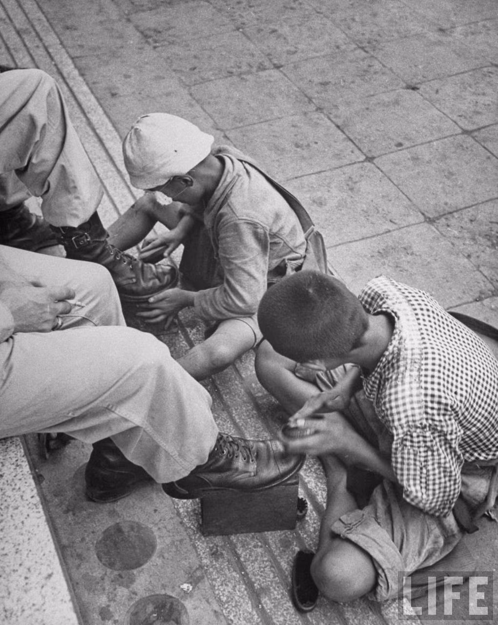 Hai bé trai Nhật Bản đánh giày kiếm kế sinh nhai khi tuổi đời còn rất nhỏ.