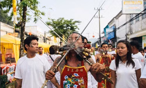 Thái Lan là nơi diễn ra lễ hội ăn chay Phuket độc đáo. Lễ hội ăn chay này kéo dài trong 9 ngày và diễn ra ở Phuket, Thái Lan vào trung tuần tháng 10 hàng năm. Theo đó, lễ hội có một số hoạt động rùng rợn như đi trên than nóng, “bấm khuyên” khổng lồ xuyên qua má, chơi pháo nổ, hành xác... Đây là một trong số những điều thú vị về đất nước Thái Lan.