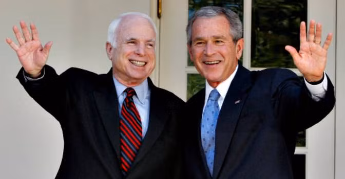 Đầu năm 2000, Thống đốc George W. Bush (bên phải ảnh) bang Texas và Thượng nghị sỹ John McCain (bên trái ảnh) của bang Arizona là hai đối thủ nặng ký trong cuộc đua vào Nhà Trắng. Trong lần bầu cử đó, phe Thống đốc George W. Bush đã sử dụng "vũ khí bí mật" mang tên “chiến dịch thì thầm” nhằm tung tin đồn thượng nghị sĩ McCain có một người con ngoài giá thú gốc Phi. Đây là một đòn tấn công thâm hiểm, khiến số lượng phiếu McCain thấp đi và cuối cùng ông đã bỏ cuộc chạy đua vào Nhà Trắng.