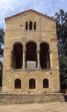 Nghệ thuật và kiến trúc thời kỳ Đen tối khá phát triển. Nhiều trào lưu nghệ thuật và phong cách kiến trúc xuất hiện ở thời kỳ này. Từ đó, nhiều công trình kiến trúc, các tác phẩm nghệ thuật xuất sắc đã ra đời.