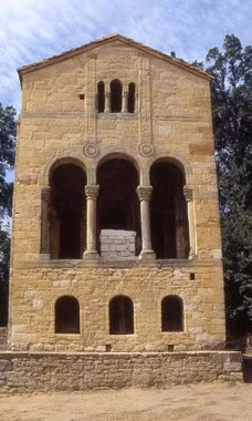 Nghệ thuật và kiến trúc thời kỳ Đen tối khá phát triển. Nhiều trào lưu nghệ thuật và phong cách kiến trúc xuất hiện ở thời kỳ này. Từ đó, nhiều công trình kiến trúc, các tác phẩm nghệ thuật xuất sắc đã ra đời.