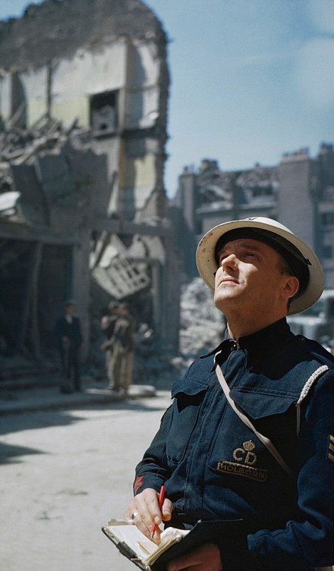 Những bức ảnh này hiện được trưng bày tại Bảo tàng Chiến tranh Hoàng gia Bắc Manchester và là một phần của cuộc triển lãm mang tên: Horrible Histories: Blitzed Brits at IWM North (Những phút giây lịch sử kinh hoàng: Chiến dịch Brits tại Bắc IWM). Trong ảnh là một dân phòng đang ghi chép về thiệt hại của các tòa nhà sau các trận bom ở Holborn.