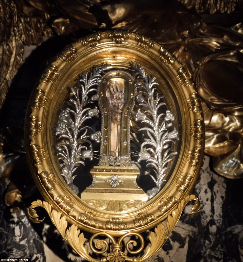 Kinh ngac thi hai khong phan huy cua cac vi thanh o Italy-Hinh-4