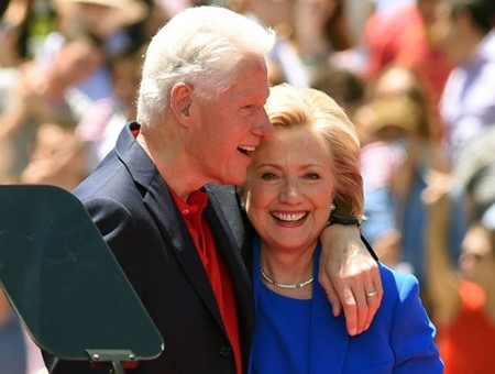 Không bỏ cuộc, ông đã cầu hôn lần thứ hai nhưng bà Hillary vẫn không đồng ý. Không nản chí, Tổng thống Bill Clinton đã cầu hôn lần thứ ba và thành công. Hôn lễ của hai người diễn ra ngay tại Fayetteville, Arkansas vào ngày 11/10/1975.