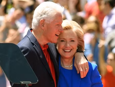 Không bỏ cuộc, ông đã cầu hôn lần thứ hai nhưng bà Hillary vẫn không đồng ý. Không nản chí, Tổng thống Bill Clinton đã cầu hôn lần thứ ba và thành công. Hôn lễ của hai người diễn ra ngay tại Fayetteville, Arkansas vào ngày 11/10/1975.