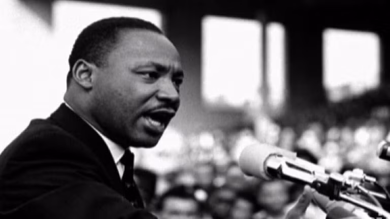 10 năm trước khi bị giết hại, Martin Luther King từng bị ám sát nhưng may mắn thoát chết. Sự việc diễn ra vào năm 1958. Khi đó, Izola Ware Curry đã dùng dao rọc giấy đâm Martin Luther King.
