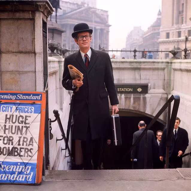 Một doanh nhân rời khu vực nhà ga tàu điện ngầm ở London.