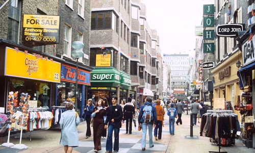 Phố Carnaby với các cửa hàng mọc san sát nhau, tạo nên con phố mua sắm sầm uất. Ảnh chụp năm 1978.