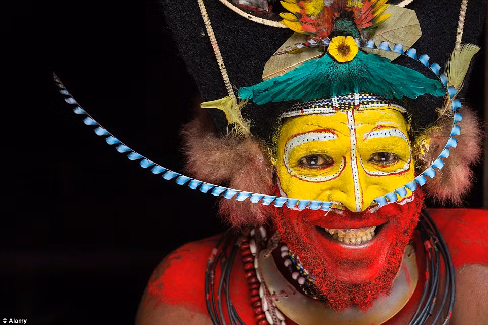 Một số bộ tộc ở Papua New Guinea thường đeo tóc giả, vẽ mặt và sử dụng lông của các loài chim quý hiếm, các phụ kiện cỡ lớn làm nên bộ trang phục độc, lạ.