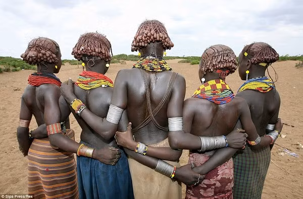 Trong khi đó, bộ tộc Bana sinh sống ở phía Đông sông Omo, Ethiopia sử dụng các loại hạt, vỏ sò, nắp chai để kết thành những phụ kiện làm đẹp độc đáo, rực rỡ sắc màu như vòng tay, vòng cổ.