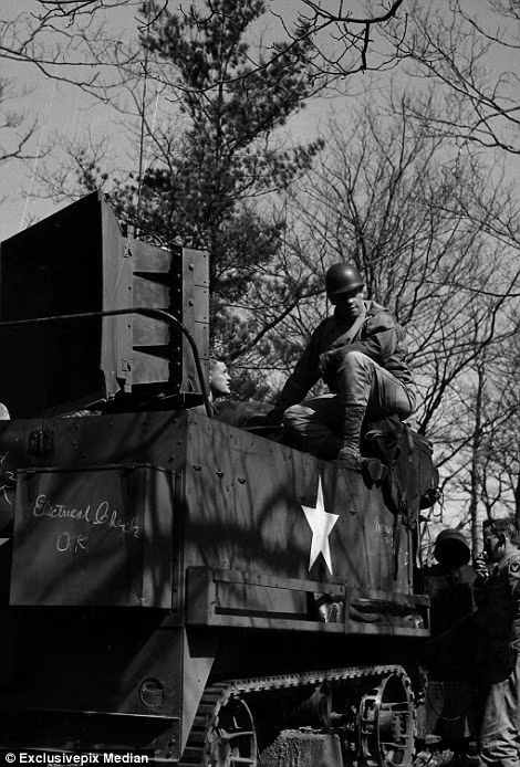 Một số thành viên đáng chú ý của "đội quân ma" đó là Bill Blass, Ellsworth Kelly, Art Kane và Arthur Singer.