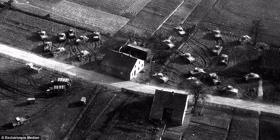 Những thành viên của "đội quân ma" được tuyển chọn từ các trường nghệ thuật của Mỹ cũng như ở các công ty, tổ chức quảng cáo. Theo đó, đội quân "giả" này của Mỹ sẽ chế tạo những chiếc xe tăng hơi, máy bay cao su, thiết bị khuyếch đại âm thanh và loa để đánh lừa quân đội phát xít Đức. Trong ảnh là hàng chục phương tiện quân sự được "đội quân ma" bố trí trong vài giờ đồng hồ nhìn sống động như thật.