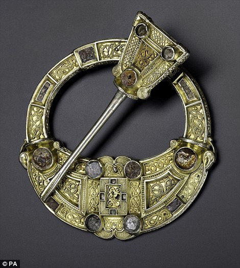 Trâm cài đầu được tìm thấy ở phía Tây Nam Scotland. Cổ vật này được chế tác vô cùng tinh xảo đến từng chi tiết nhỏ và được cho là có vào khoảng năm 800 sau công nguyên.