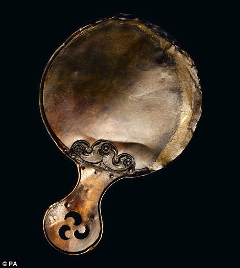 Nền văn minh Celtic có mối liên hệ với các nền văn hóa khác như Scotland, Wales, Ireland và Cornwall và được cho là có vào khoảng năm 500 trước Công nguyên. Trong ảnh là chiếc gương thời Đồ sắt.