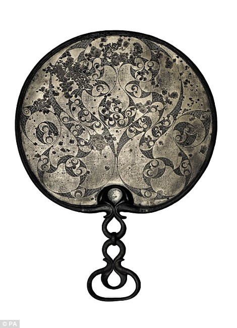 Cận cảnh chiếc gương thời Đồ sắt có niên đại vào khoảng năm 50 Trước Công nguyên - 50 sau Công nguyên.