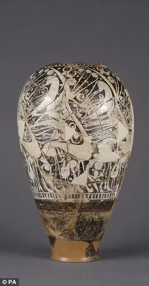 Bình gốm có niên đại vào khoảng năm 100 trước Công nguyên.