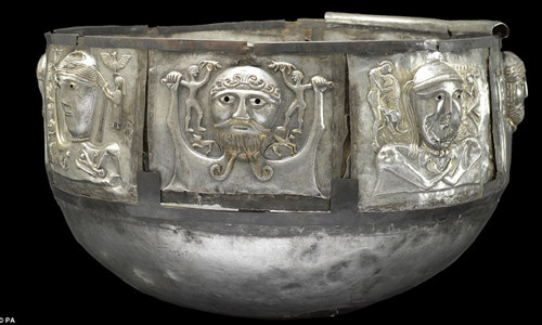 Chiếc vạc Gundestrup được chế tác rất tỉ mỉ, tinh xảo. Nó được tìm thấy ở khu vực phía bắc Đan Mạch.