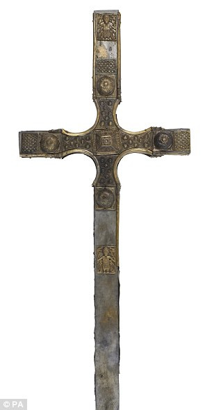 Đây là cây thánh giá mạ vàng - một trong những cổ vật quý hiếm của nền văn minh Celtic.