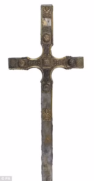Đây là cây thánh giá mạ vàng - một trong những cổ vật quý hiếm của nền văn minh Celtic.