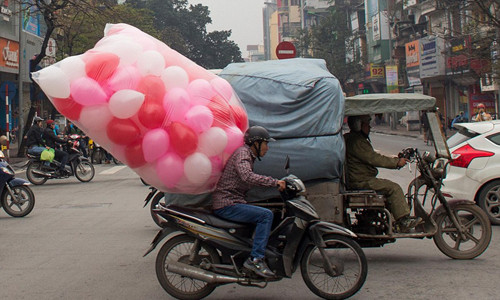 Những "siêu xe" chở hàng cồng kềnh di chuyển trên đường phố là hình ảnh khá quen thuộc với người dân Việt Nam nhưng đối với người nước ngoài thì đó là điều khá lạ lẫm, gây sự ngạc nhiên lớn.