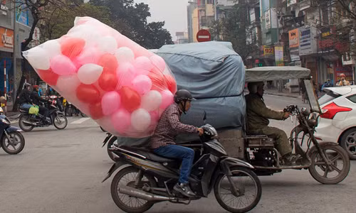 Những "siêu xe" chở hàng cồng kềnh di chuyển trên đường phố là hình ảnh khá quen thuộc với người dân Việt Nam nhưng đối với người nước ngoài thì đó là điều khá lạ lẫm, gây sự ngạc nhiên lớn.