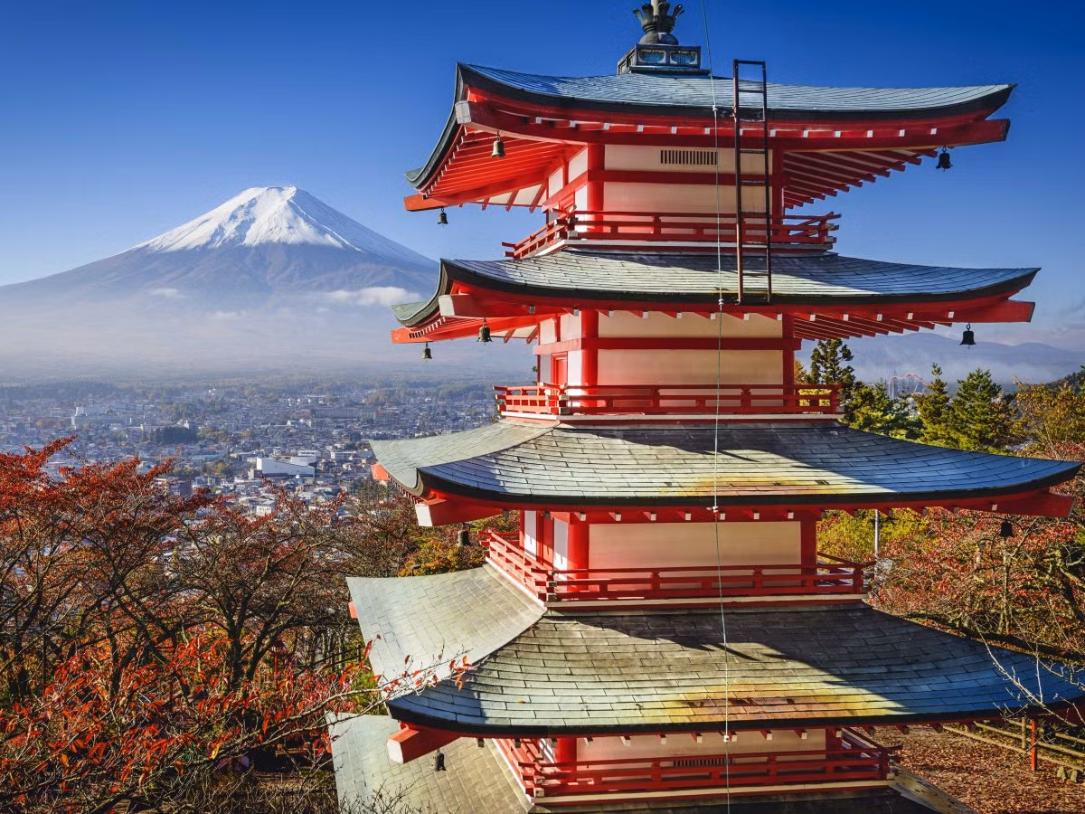 Khi đến thành phố Kyoto, mọi người có thể nhìn ngắm núi Phú Sĩ hùng vĩ, tráng lệ từ nhiều hướng. Trong đó, điểm tuyệt vời nhất để ngắm núi Phú Sĩ là từ chùa Chureito.