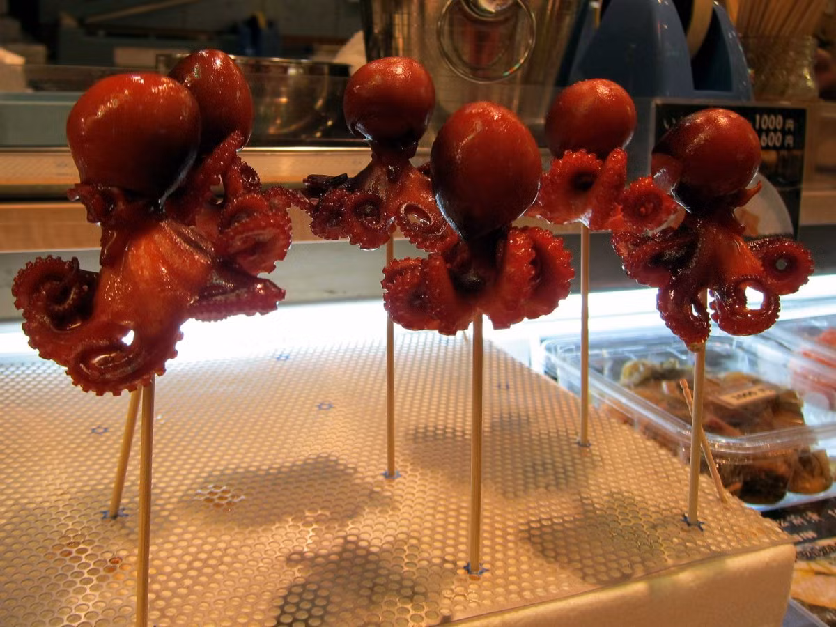 Các cửa hàng tại đây cung cấp các mẫu thử để thực khách nếm thử hương vị những món ăn hấp dẫn.