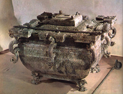 "Phòng ướp lạnh" cổ xưa là một phát minh của người Trung Quốc. Theo đó, người ta xây dựng một phòng ướp lạnh nhỏ để cất giữ, bảo quản rượu trong thời tiết mùa hè nóng nực.