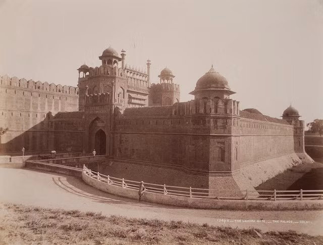  Ấn Độ cuối thế kỷ 19 được các nhiếp ảnh gia chụp lại với những góc ảnh chân thực, sống động. Trong ảnh là cổng Lahore ở lối vào Pháo đài Đỏ.