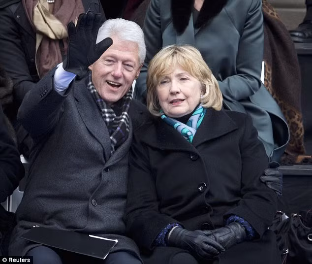 Vào năm 1995, Tổng thống Bill Clinton đã rơi vào vụ bê bối tình ái với thực tập sinh Nhà Trắng Monica Lewinsky. Theo đó, Monica Lewinsky khi đó 22 tuổi đã có quan hệ tình ái với Tổng thống Bill Clinton và mối quan hệ lén lút đó kéo dài trong hai năm.