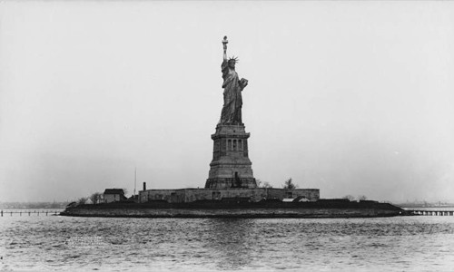 Tượng Nữ thần Tự Do hoàn chỉnh ở đảo Liberty, New York năm 1898.