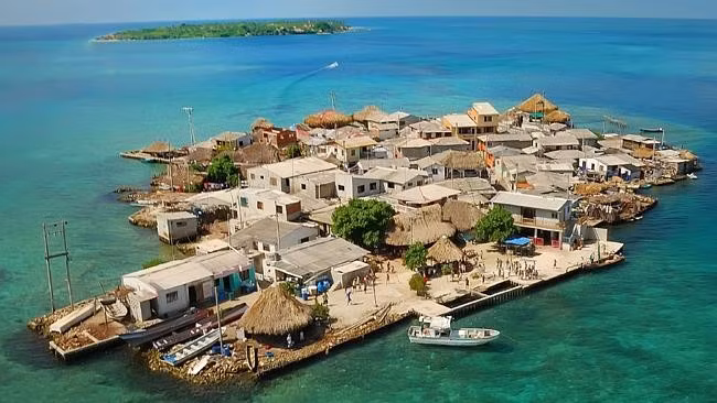 Hòn đảo đông dân nhất thế giới này có người sinh sống từ 150 năm trước. Những cư dân đầu tiên là người dân đến từ thị trấn biển Baru, cách đó 50 km.