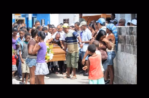 Do đó, họ mai táng những người thân đã qua đời tại một hòn đảo gần đó có tên Tintipan.