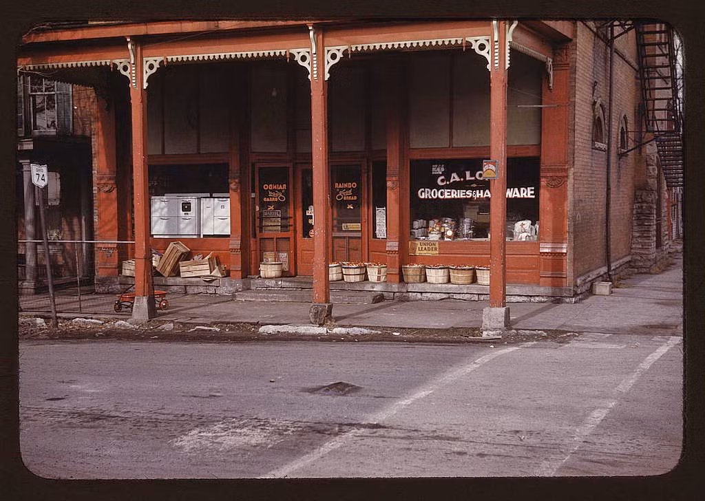 Cửa hàng tạp phẩm ở làng Mount Orab, Ohio vắng bóng người.