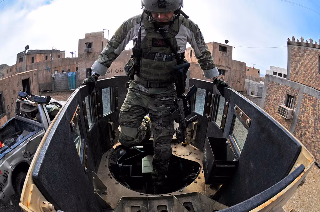 Đội đặc nhiệm SEAL Team 6 của Hải quân Mỹ chuyên thực hiện nhiệm vụ chống khủng bố, trinh sát đặc biệt, giải cứu con tin. Sau vụ khủng bố ngày 11/9/2001, ngân sách và trách nhiệm của đơn vị được mở rộng với 1.800 thành viên. Trong đó, một số thành viên nữ làm nhiệm vụ tình báo. Những chiến tích vẻ vang của đơn vị này là tiêu diệt trùm khủng bố Osama Bin Laden và giải cứu thuyền trưởng Phillips khỏi bàn tay của những tên cướp biển Somali.