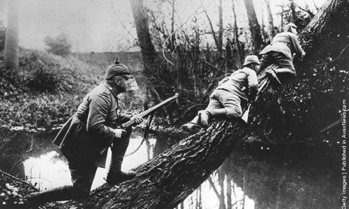Nhóm xạ thủ Đức tìm vị trí đắc địa trong cuộc chiến với quân địch gần sông Aisne năm 1914.